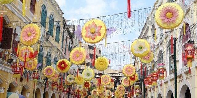 Macau - Senado Square - garlands