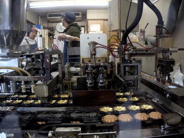 Hiroshima - Miyajima - Bakery - cakes in the shape of maple leaves