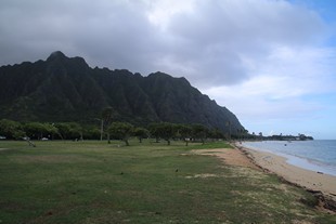Oahu - Kualoa Rock Beach - view of the cliffs