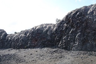 Big Island - Volcanoes National Park - Chain of Craters Road -  Mauna Ulu Trailhead, lava rampart
